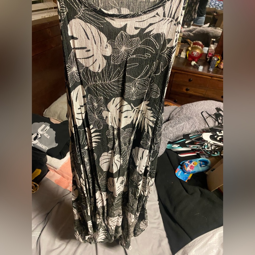 Black, grey, & white spaghetti strapped leaf print dress. Beautiful. L.